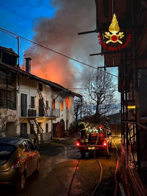 Incendio in un appartamento a Rivara, donna in ospedale