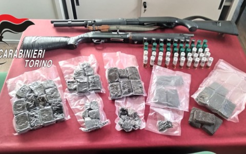 Droga e armi in una cantina condominiale a Borgaro Torinese, ma il proprietario non ne sapeva niente