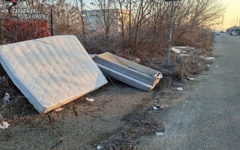 La discarica è troppo lontana: materasso e divano abbandonati sulla via, ma i carabinieri individuano i responsabili