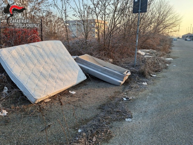 La discarica è troppo lontana: materasso e divano abbandonati sulla via, ma i carabinieri individuano i responsabili