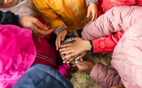 Una capsula del tempo nel giardino dell’asilo: i sogni dei bambini sepolti fino al 2050