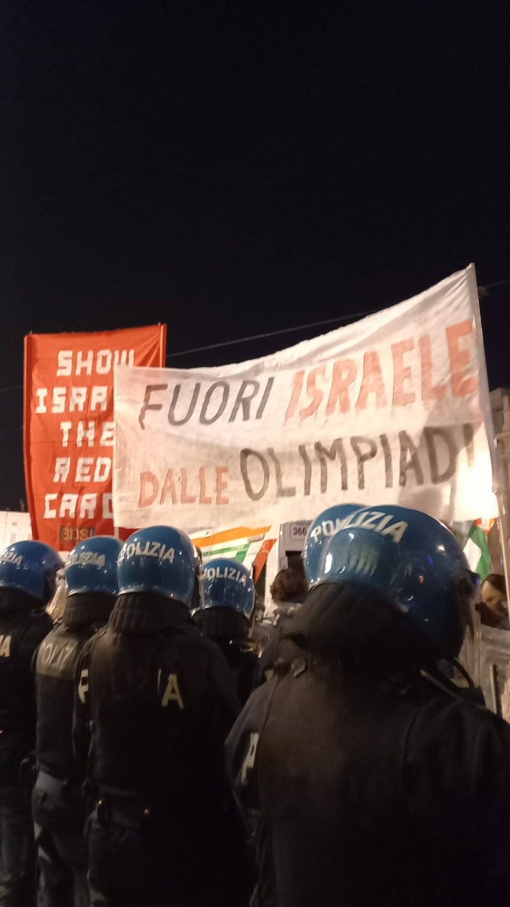 Torino, proteste pro Palestina all’arrivo della Fiamma Olimpica