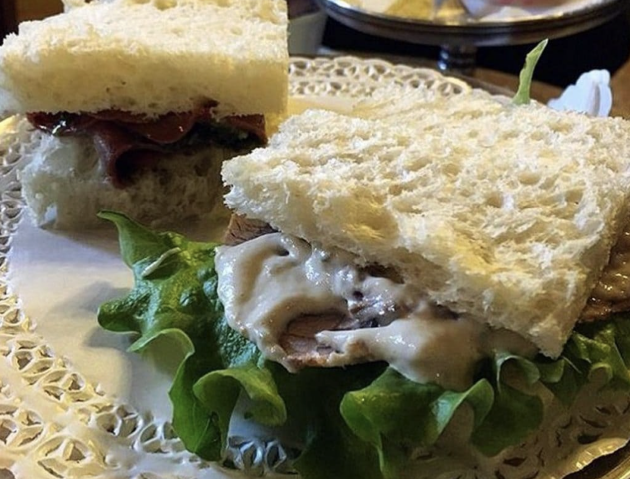 Il tramezzino: cento anni e non sentirli, storia del “toast” torinese più copiato al mondo e di Angela (che lo inventò)