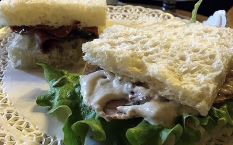 Il tramezzino: cento anni e non sentirli, storia del “toast” torinese più copiato al mondo e di Angela (che lo inventò)