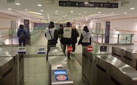 Bus e metro: diminuisce il numero di viaggiatori senza biglietto