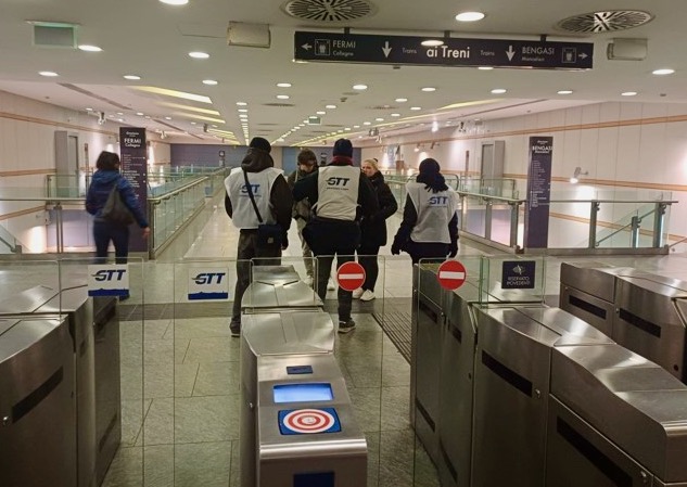 Bus e metro: diminuisce il numero di viaggiatori senza biglietto