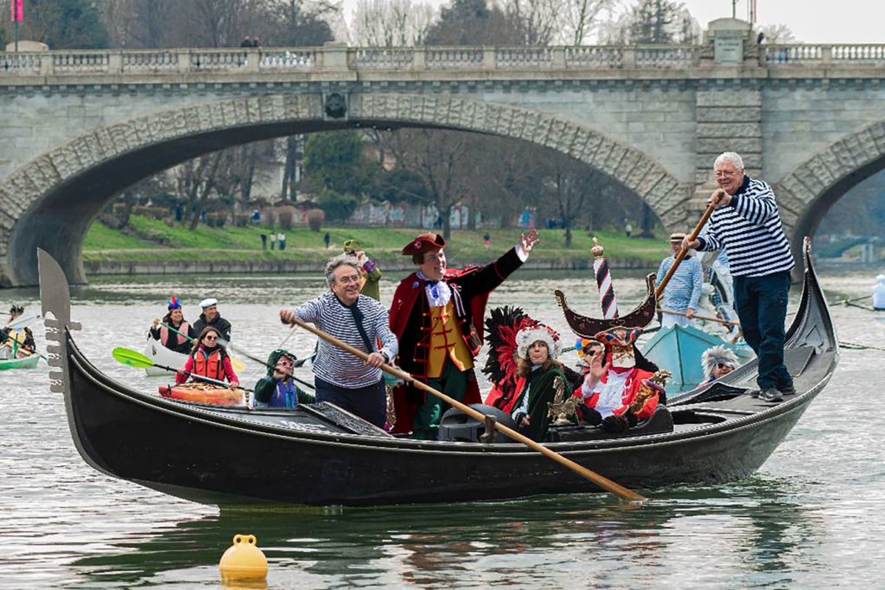 Carlevè ‘d Turin sul Po con Gianduja e Giacometta in gondola