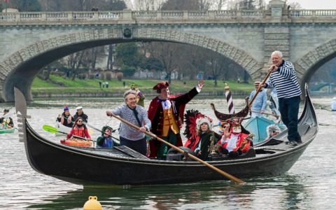 Carlevè ‘d Turin sul Po con Gianduja e Giacometta in gondola