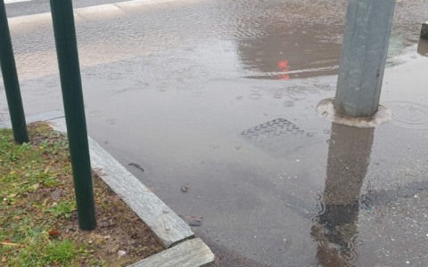 Nichelino, via XXV Aprile: attraversamento pedonale impraticabile nei giorni di pioggia