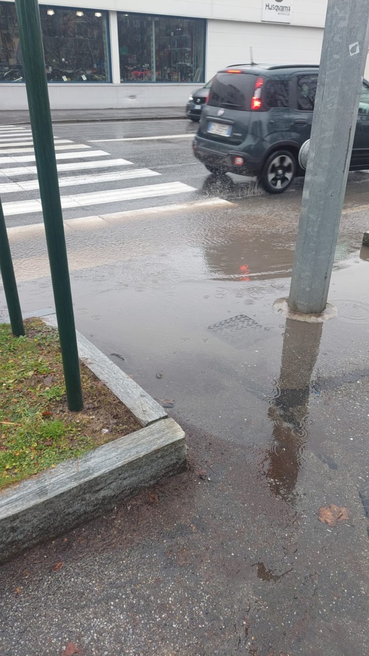 Nichelino, via XXV Aprile: attraversamento pedonale impraticabile nei giorni di pioggia