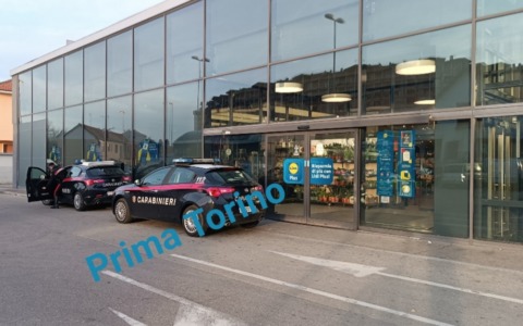 Sorpreso a rubare zafferano e formaggio in discount a Nichelino