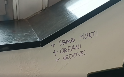 Scritte contro forze dell’ordine e a favore di Askatasuna sui muri di Palazzo Nuovo a Torino