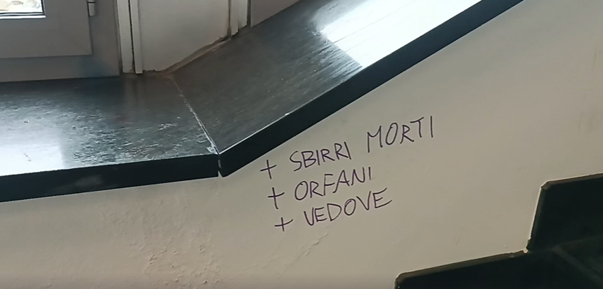 Scritte contro forze dell’ordine e a favore di Askatasuna sui muri di Palazzo Nuovo a Torino