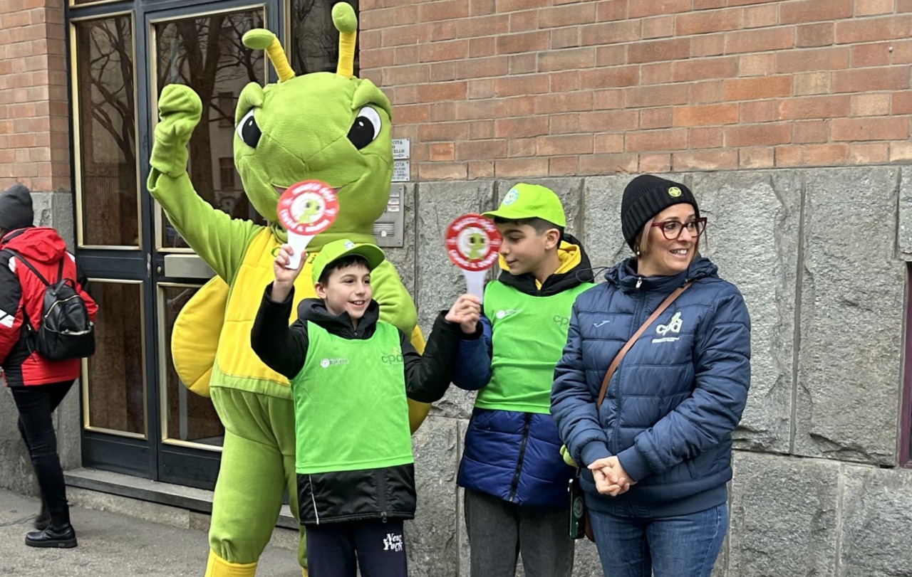 Piccoli vigili urbani a difesa dei posti auto per disabili: il flash mob della CPD e dell’Istituto Baricco