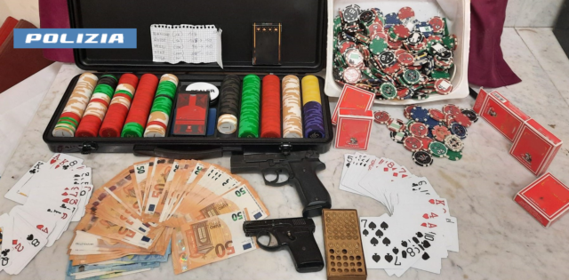 Poker illegale in un bar di Borgo Vittoria, sul tavolo insieme alle fiches anche una pistola ad aria compressa