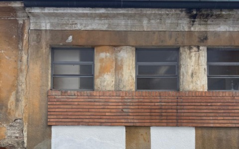 Decoro urbano: il comune di Chieri avvia una serie di interventi per cancellare le scritte sui muri