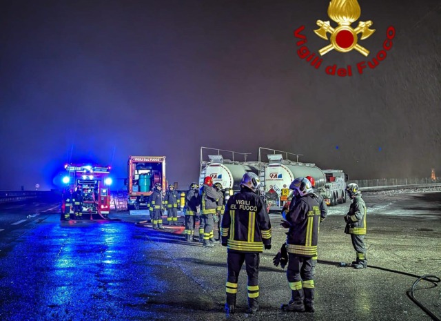 La cisterna si stacca dal tir in mezzo all’autostrada: delicata operazione dei vigili del fuoco per travasare il contenuto