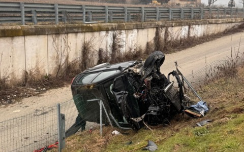 Incidente sull’autostrada Torino-Pinerolo: l’auto completamente distrutta, il conducente in codice giallo