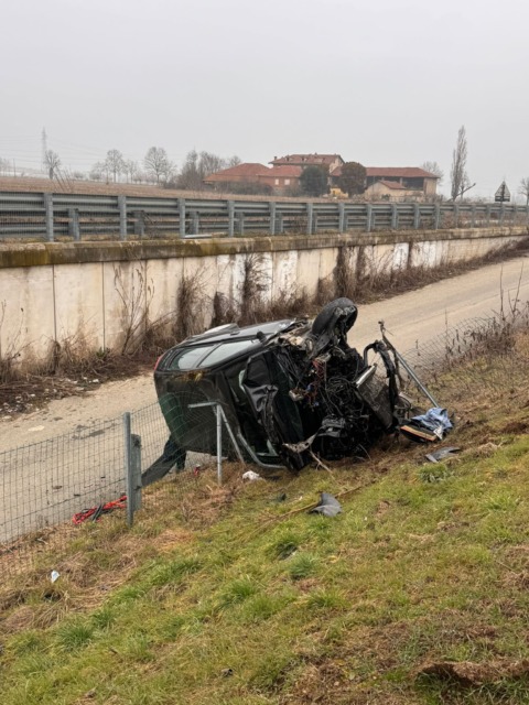 Incidente sull’autostrada Torino-Pinerolo: l’auto completamente distrutta, il conducente in codice giallo