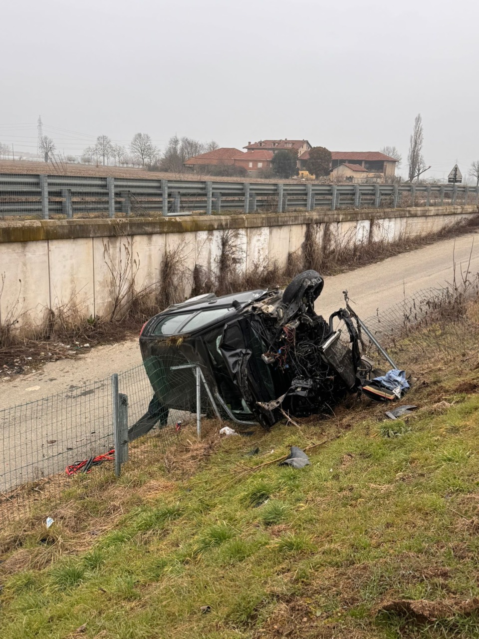 Incidente sull’autostrada Torino-Pinerolo: l’auto completamente distrutta, il conducente in codice giallo