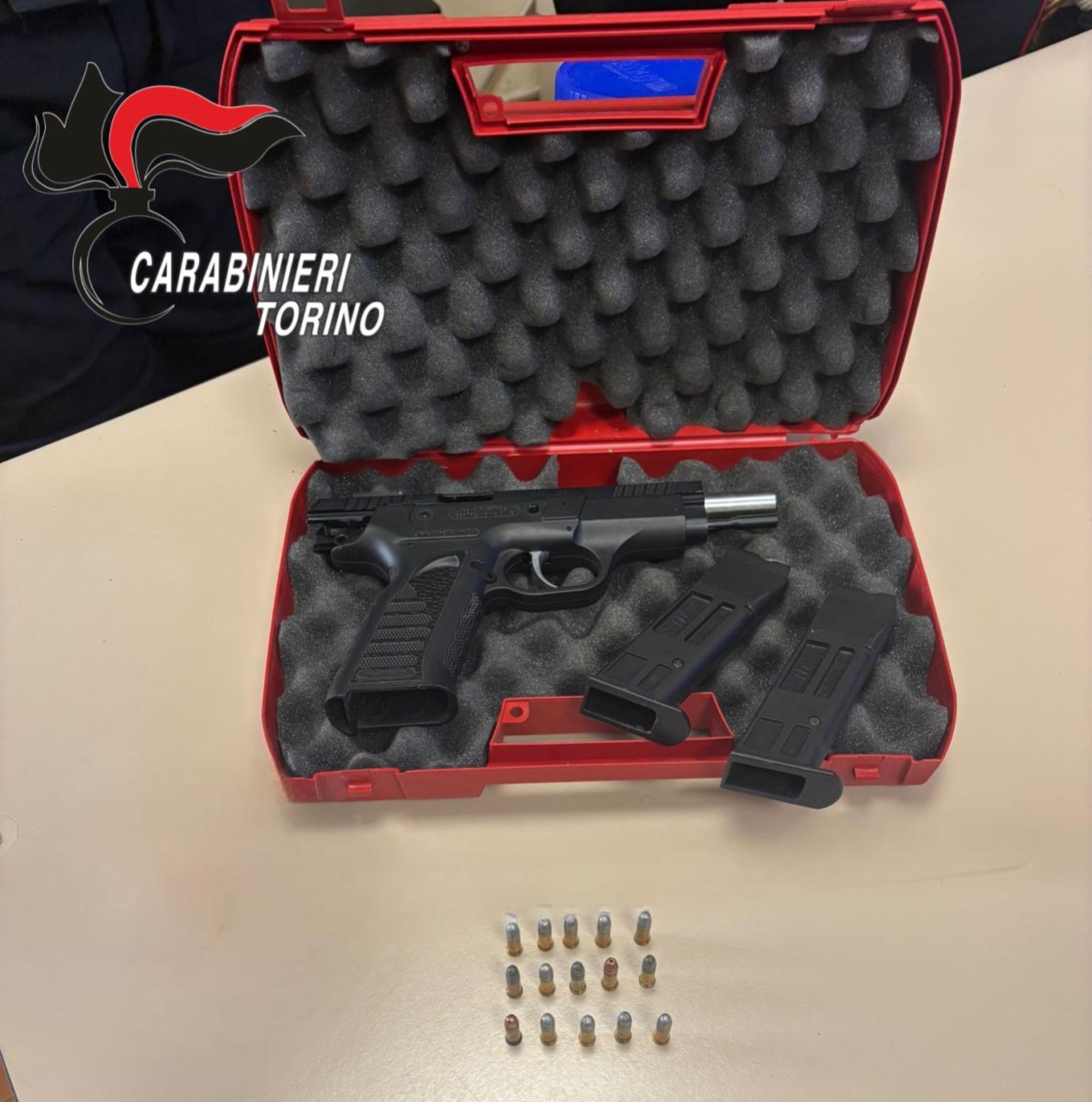 Torino, 79enne tenta rapina in un compro-oro con una pistola rubata: arrestato