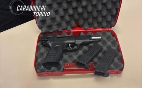 Torino, 79enne tenta rapina in un compro-oro con una pistola rubata: arrestato