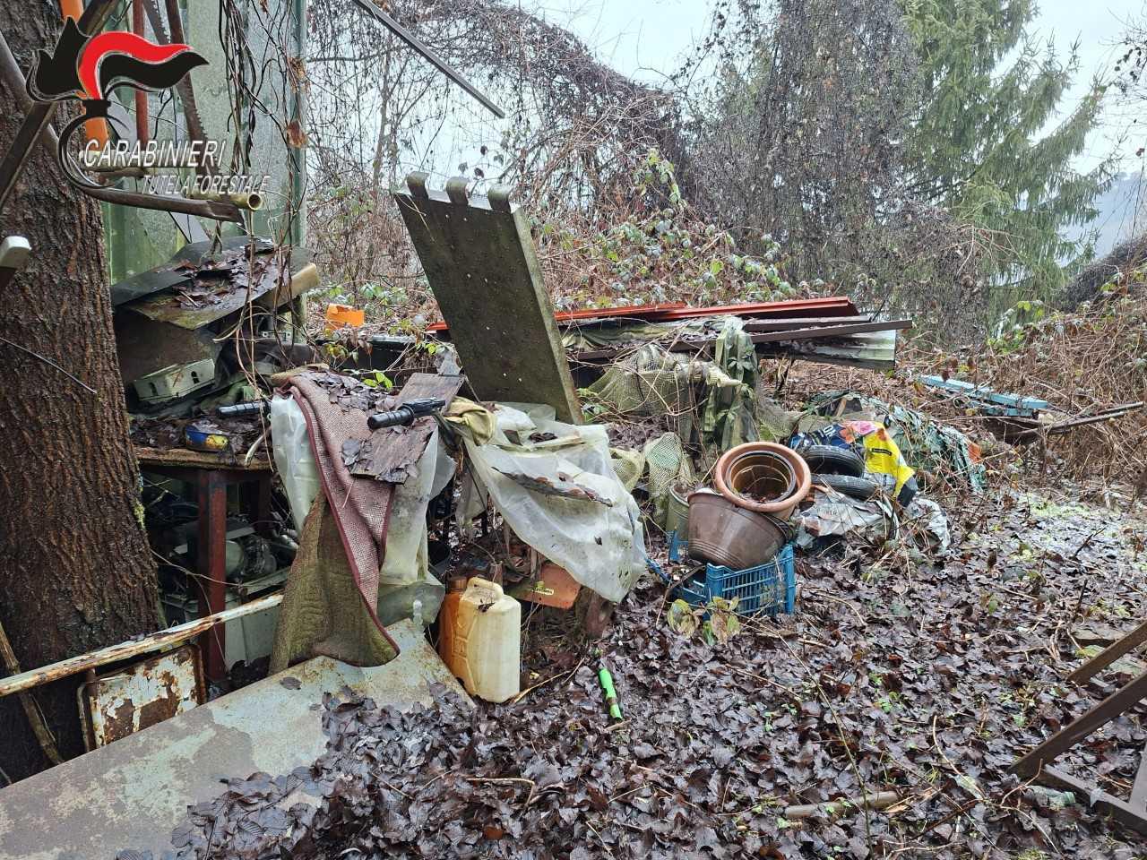 Discarica abusiva tra i boschi: sequestrata area di 2.000 mq a Gassino Torinese