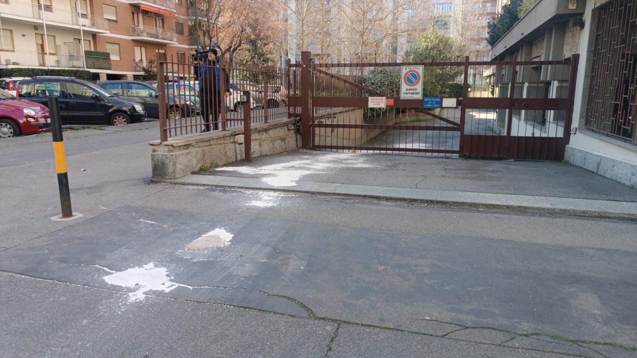 Un cadavere per strada a Santa Rita, sul collo una profonda ferita da taglio