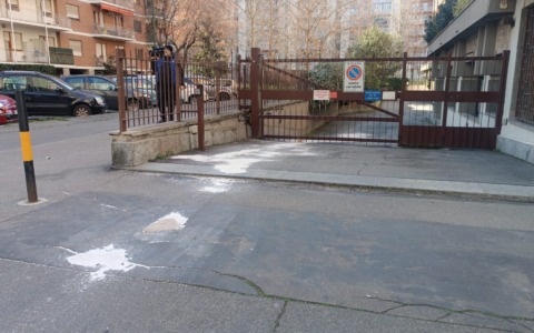 Un cadavere per strada a Santa Rita, sul collo una profonda ferita da taglio