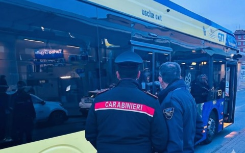 Controlli sui mezzi pubblici: tra multe e verifiche, i carabinieri soccorrono un 40enne che si era sentito male alla fermata