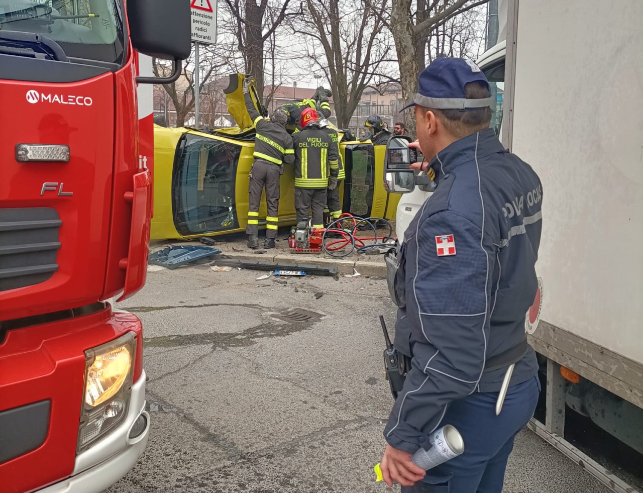 Incidente stradale a Nichelino: autocarro colpisce una Panda sul fianco e la fa ribaltare