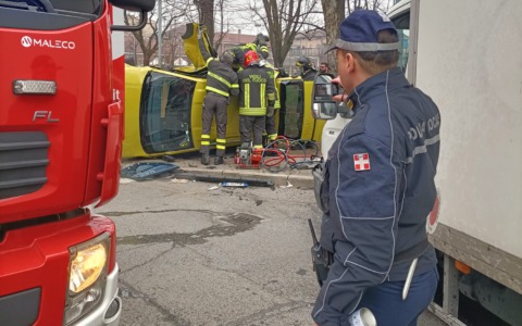 Incidente stradale a Nichelino: autocarro colpisce una Panda sul fianco e la fa ribaltare