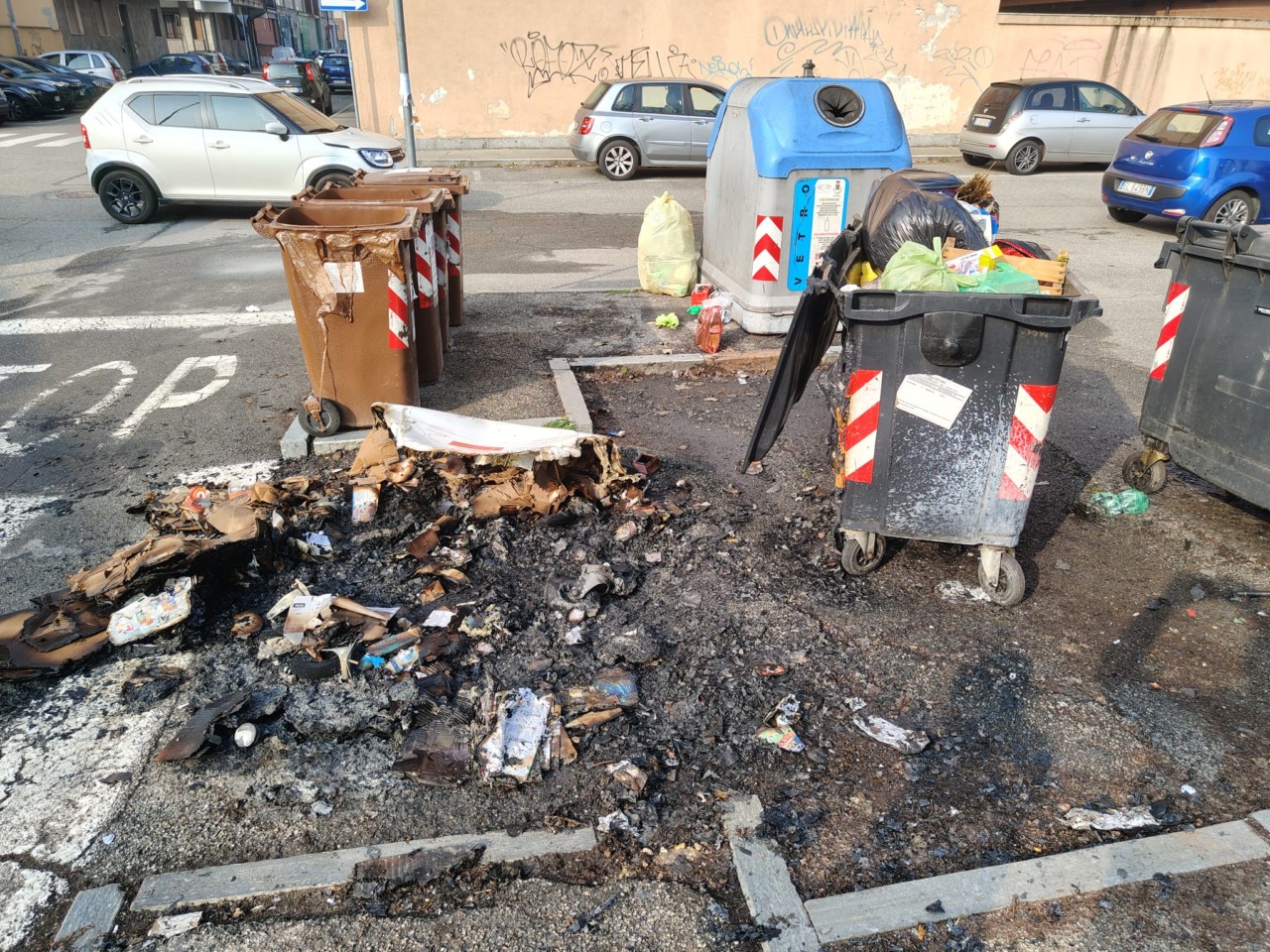 Nichelino, via Buonarroti: cassonetti dei rifiuti divorati dalle fiamme