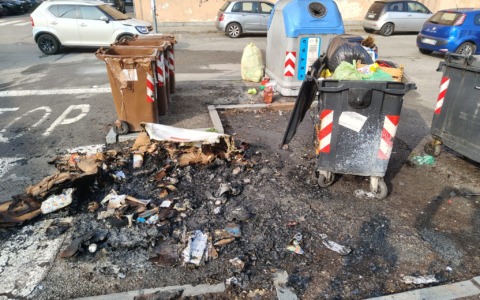 Nichelino, via Buonarroti: cassonetti dei rifiuti divorati dalle fiamme