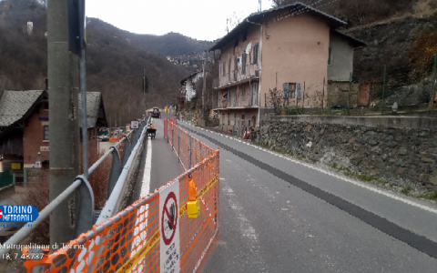 Manutenzione Sp1, senso unico alternato nel centro di Traves