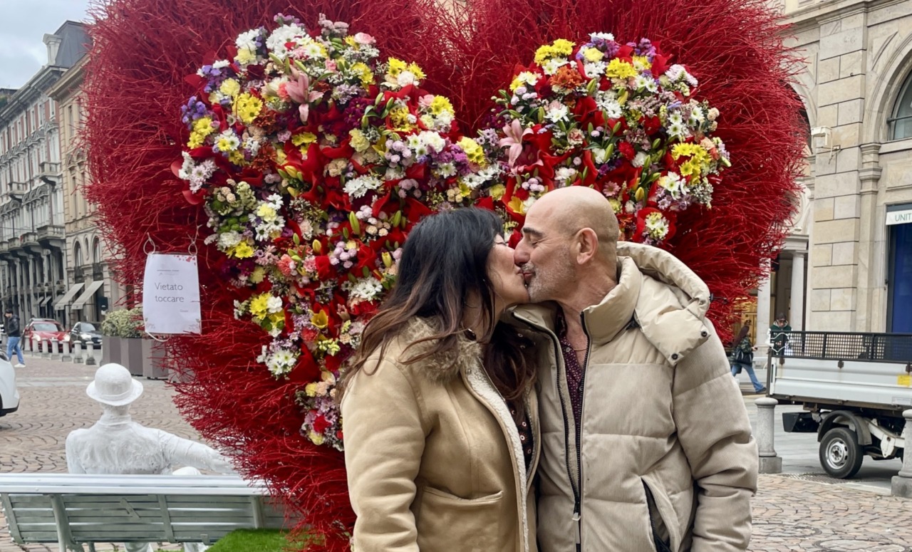 Romantico e molto “instagrammabile”: un grande cuore di fiori è spuntato in Piazza San Carlo a Torino