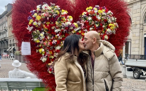 Romantico e molto “instagrammabile”: un grande cuore di fiori è spuntato in Piazza San Carlo a Torino