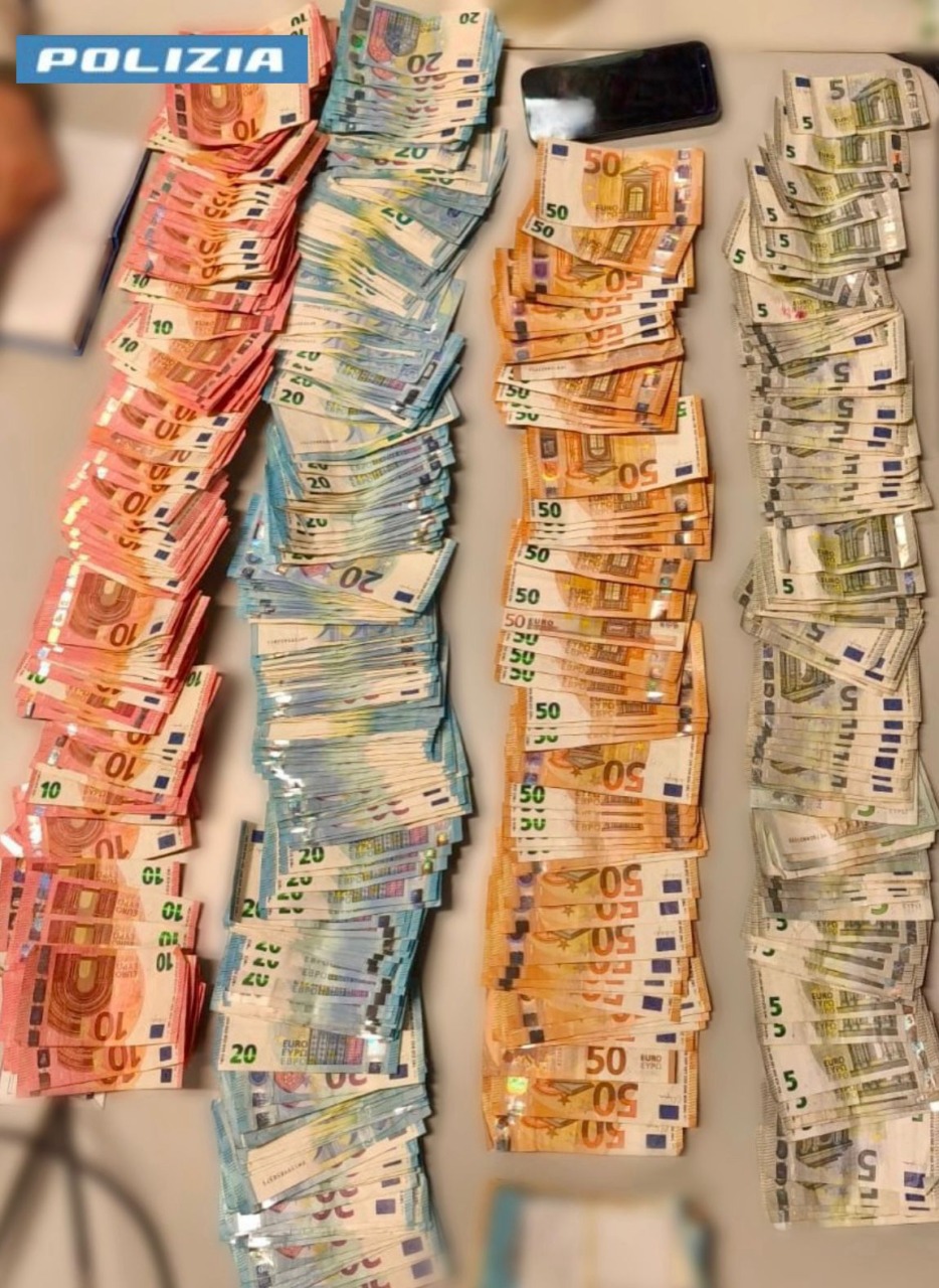 Quasi 10mila euro in contanti e più di 2 chili di droga in un laboratorio casalingo