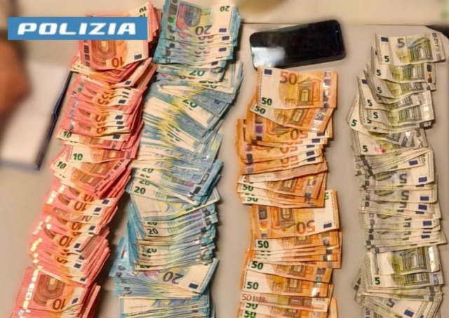 Quasi 10mila euro in contanti e più di 2 chili di droga in un laboratorio casalingo