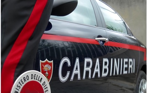 Domestico trovato senza vita nel cortile della villa dei Lavazza