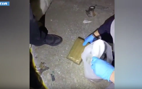 Sequestrati 12 chili di droga, mitragliatori, fucili e pistole: nei guai un 49enne italiano