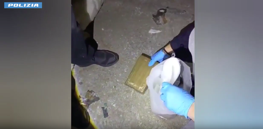 Sequestrati 12 chili di droga, mitragliatori, fucili e pistole: nei guai un 49enne italiano