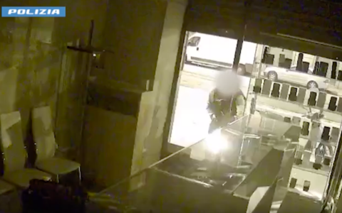 Furto in un negozio di telefonia: due arresti in Barriera di Milano