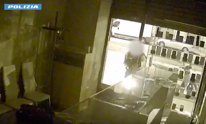 Furto in un negozio di telefonia: due arresti in Barriera di Milano