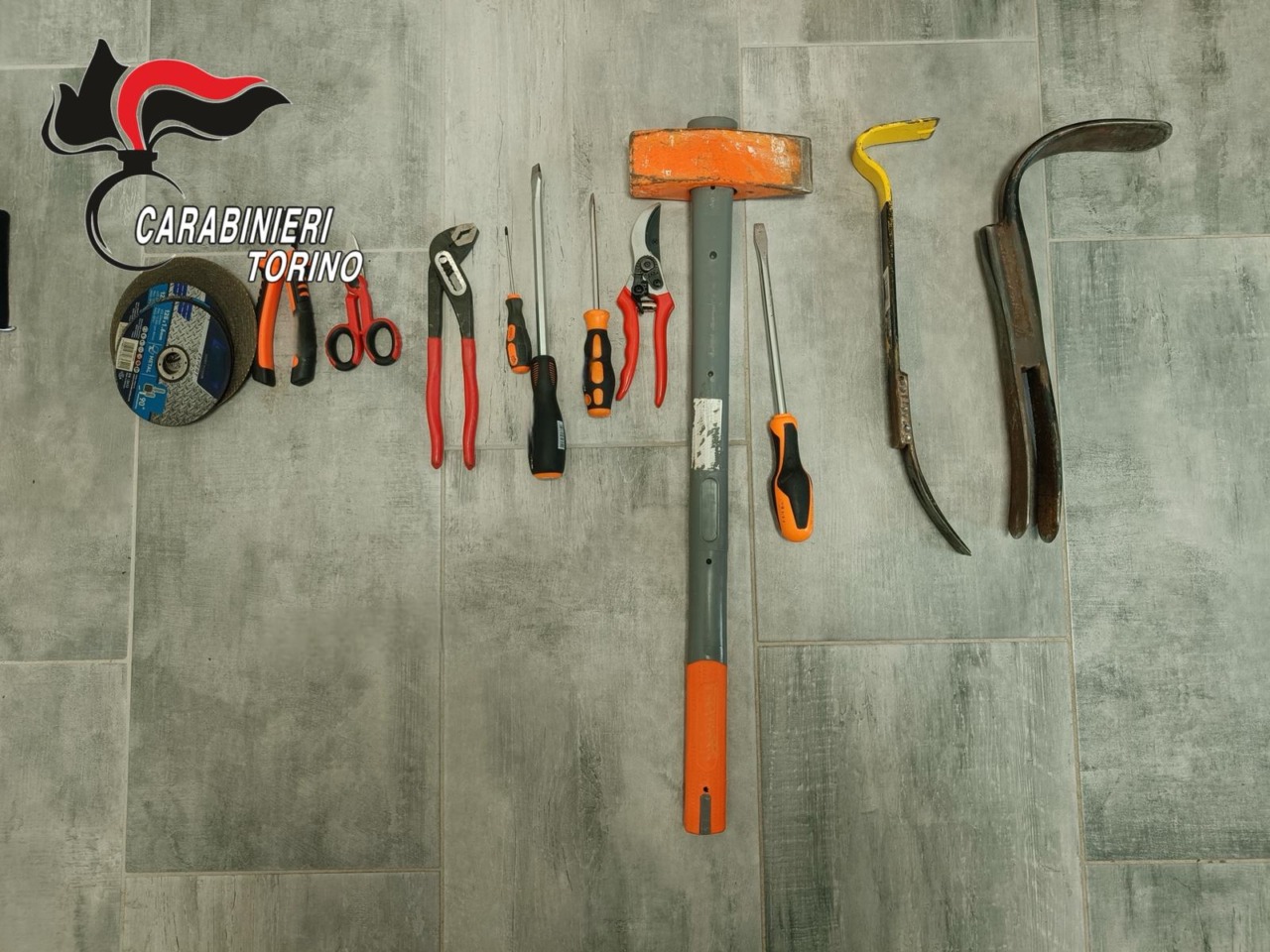 Trovati a bordo con lampeggianti, sirene e materiale da scasso: 3 arresti