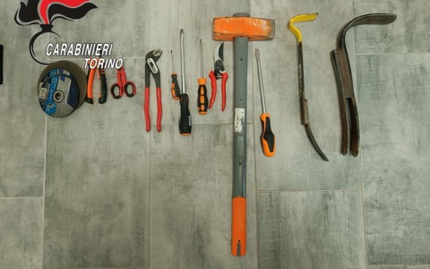 Trovati a bordo con lampeggianti, sirene e materiale da scasso: 3 arresti