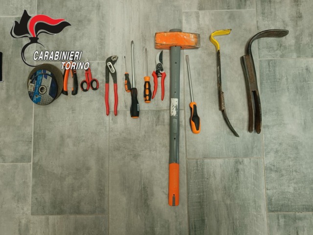 Trovati a bordo con lampeggianti, sirene e materiale da scasso: 3 arresti