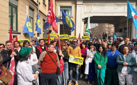 La protesta del comparto sanitario davanti alle Molinette, i sindacati: “Situazione insostenibile”