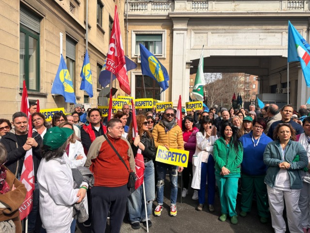 La protesta del comparto sanitario davanti alle Molinette, i sindacati: “Situazione insostenibile”
