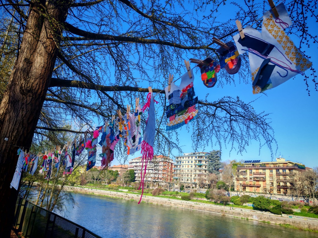 “La Grande Lessive”: un grande bucato collettivo (di carta) al Parco Michelotti di Torino